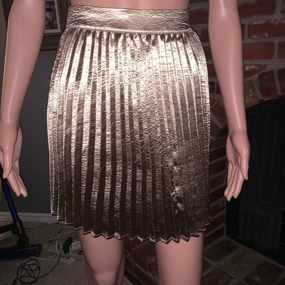 Shiny satin pleated skirt